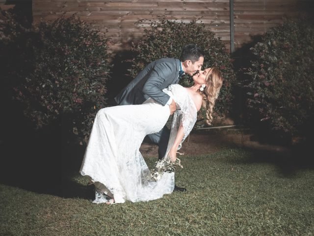 Novios abrazados durante su boda en Pereira, captura profesional de Leven Photo.