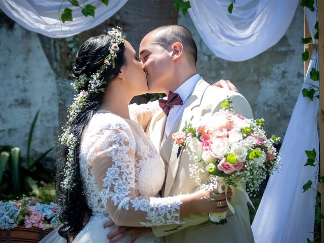 Novios abrazados durante su boda en Pereira, captura profesional de Leven Photo.
